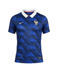 Maillot domicile France 2026 bleu avec col blanc et logo FFF doré, disponible chez Plugmarket - plugmarket.fr