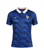 Maillot domicile France 2026 bleu avec col blanc et logo FFF doré, disponible chez Plugmarket - plugmarket.fr