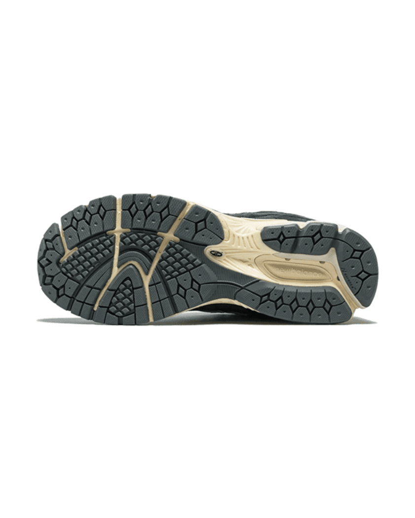 New Balance® 2002R Black Dark Grey Plugmarket - plugmarket.fr Sneakers